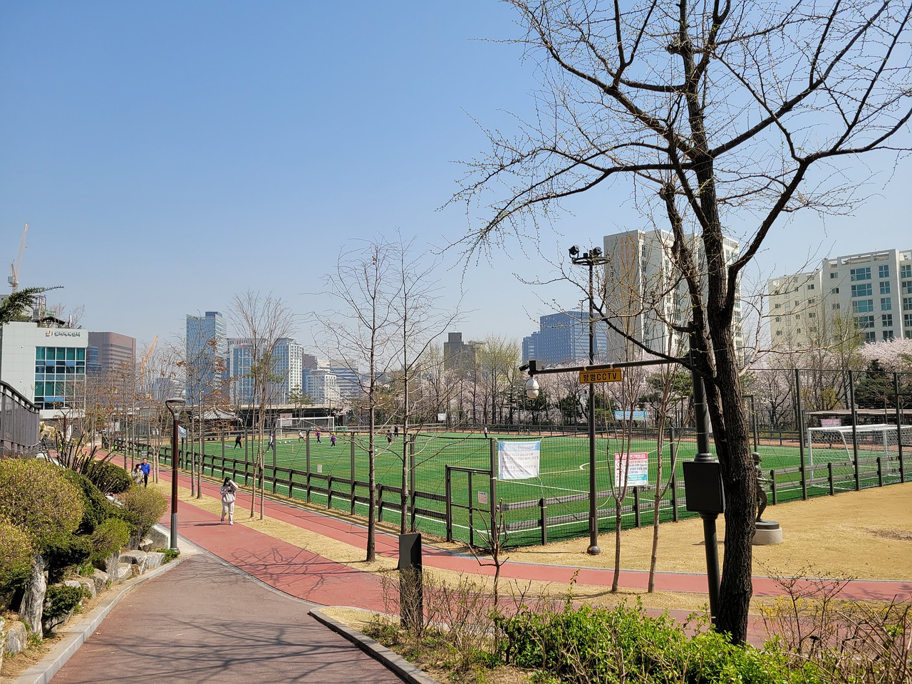 两人之间的 两人之间的